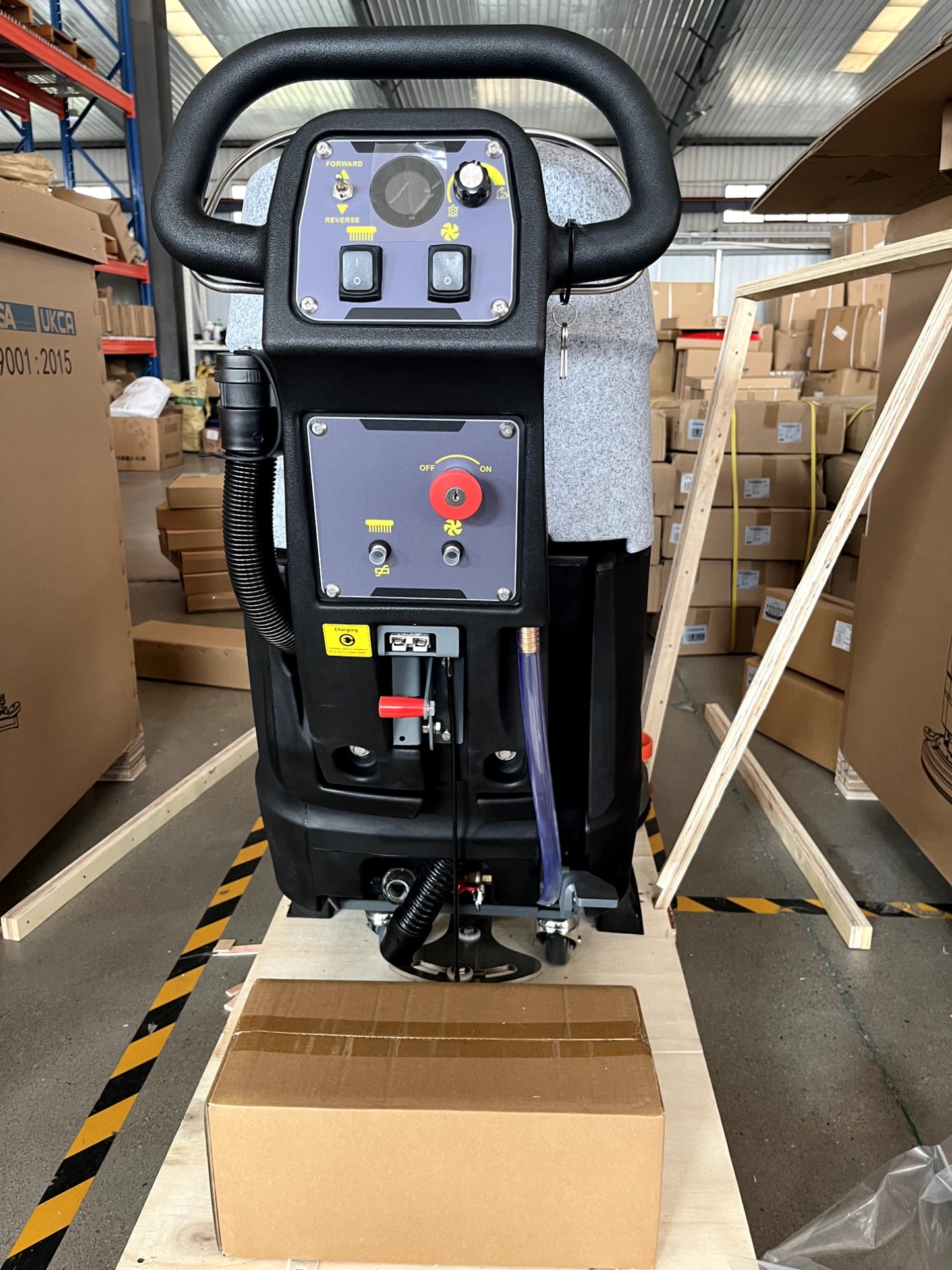 AF2217 Self-Propelled Floor Scrubber – 22” Cleaning Width, 17 Gal Lithium Tank