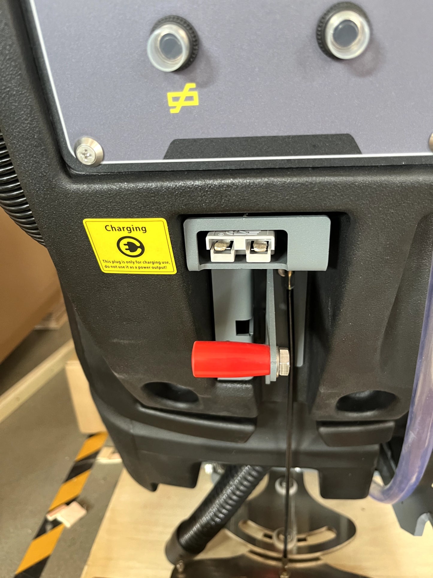 AF2217 Self-Propelled Floor Scrubber – 22” Cleaning Width, 17 Gal Lithium Tank